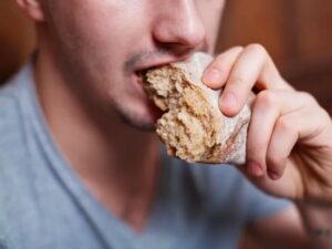 Chuyên gia lô đề giải thích ý nghĩa giấc mơ thấy người ăn bánh mỳ thế nào?